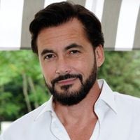 Dans sa maison loin de la France, Olivier Minne a un objet qui a une grande valeur pour lui : "Elle est partie aux États-Unis, chez moi à Los Angeles"