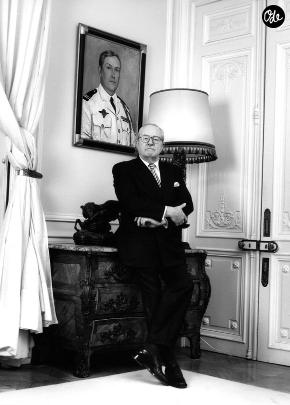 Le vaste domaine de Saint-Cloud sera ainsi définitivement libéré de ses derniers occupants d'ici la fin de l'année.

Rendez-vous avec Jean-Marie Le Pen, (devant son portrait) du Front National, dans sa villa de Montretout à Saint-Cloud, France en 2006. © Renaud Marchand/Bestimage