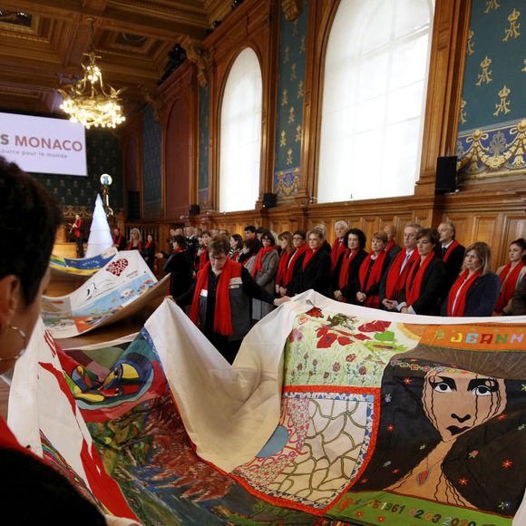 Face au recul de l’usage du préservatif chez les jeunes, elle fustige, auprès de nos confrères, une mentalité dangereuse : "On s’en fout, ça n’arrive qu’aux autres".

La princesse Stéphanie de Monaco et sa fille Camille Gottlieb assistent au déploiement des courtepointes à l'occasion de la journée mondiale de lutte contre le SIDA avec Fight Aids Monaco au musée océanographique de Monaco le 1er décembre 2025. @Jean-François Ottonello / Nice Matin / Bestimage