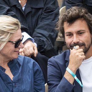 Le duo de C à vous assistait à la finale dames opposant Coco Gauff à Aryna Sabalenka, remportée par l’Américaine dans un match intense. 

Anne-Élisabeth Lemoine et Bertrand Chameroy en tribunes lors des Internationaux de France de Tennis de Roland Garros 2025, à Paris, France, le 7 juin 2025. © Cyril Moreau/Bestimage