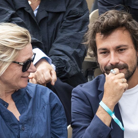 Le duo de C à vous assistait à la finale dames opposant Coco Gauff à Aryna Sabalenka, remportée par l’Américaine dans un match intense. 

Anne-Élisabeth Lemoine et Bertrand Chameroy en tribunes lors des Internationaux de France de Tennis de Roland Garros 2025, à Paris, France, le 7 juin 2025. © Cyril Moreau/Bestimage