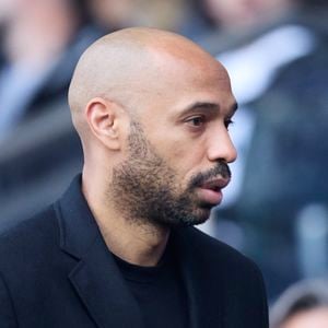 L’ancien attaquant des Bleus et Andrea Rajacic avaient acheté deux appartements en 2010 avant de les réunir.
Thierry Henry - Célébrités dans les tribunes du match de Ligue 1 Uber Eats "PSG-Toulouse" (1-3) au Parc des Princes à Paris le 12 mai 2024. © Cyril Moreau/Bestimage