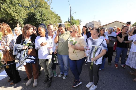 Environ 350 personnes participent à une marche en soutien à Gisèle Pelicot, victime de viols pendant près de 10 ans, orchestrés par son mari, Dominique Pelicot, principal accusé du procès qui se tient depuis le 2 septembre devant la cour criminelle de Vaucluse, à Mazan, Vaucluse, France, le 5 octobre 2024. Le rassemblement est organisé par un groupe de femmes victimes de violence et l’association Isofacultés. © Frantz Chavaroche/Bestimage