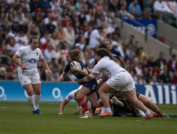 Allianz Stadium, Twickenham, Londres, Angleterre, 26 avril 2025 : Pauline Bourdon Sansus (9 France) perce la défense anglaise lors du match entre l'Angleterre et la France dans le cadre du Guinness Womens Six Nations à l'Allianz Stadium, Twickenham, Londres, Angleterre, le samedi 26 avril 2025. (Claire Jeffrey / SPP) © SPP / PsnewZ / Bestimage