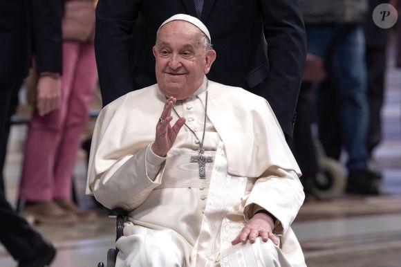 "Le pape récupère cette pizza mais il ne peut pas arriver devant la cathédrale avec la pizza et donc il y a le chef de la sécurité qui est venu me parler après parce que sa femme m'adore. Bon bref, il m'a demandé une petite photo"

Jorge Mario Bergoglio, plus connu sous son nom de règne, François, est mort ce lundi 21 avril à 88 ans. Né en 1936 à Buenos Aires en Argentine, Jorge Mario Bergoglio était le premier pape non-européen depuis le VIIIe siècle.