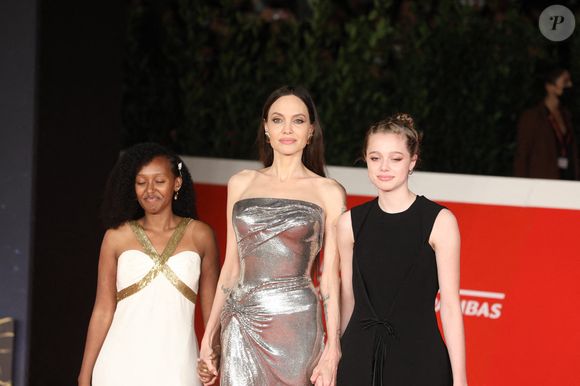 Angelina Jolie avec ses filles Zahara et Shiloh - Première du film "Eternals" lors de la 16e édition du Festival du Film de Rome, le 24 octobre 2021.@Bestimage