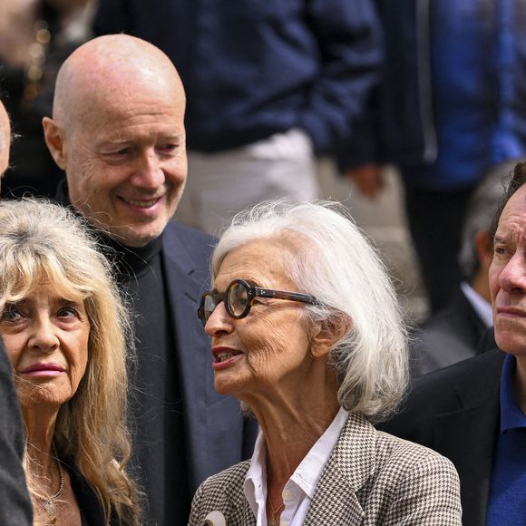 Jean-Marc Dumontet, Daniel Russo et sa femme Lucie avec la veuve - Obsèques de Jacques Bertin en l'église Saint-Roch à Paris le 28 juillet 2025. © Pierre Perusseau/Bestimage