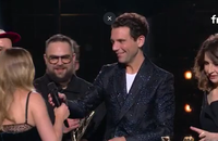 Helena reçoit le prix de la Meilleure chanson originale de l'année aux Victoires de la musique 2026.