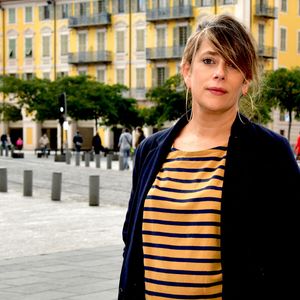 Dans le journal "L'Humanité" le 4 septembre dernier, elle déclare avoir saisi les prud'hommes.

Giulia Foïs (soeur de Marina Foïs), la journaliste écrivain, est à Nice, le 15 octobre 2020, dans le cadre de la vingtième édition du Festival C'est Trop Court, pour y présenter son nouveau livre "Je suis une sur deux". © Bruno Bebert / Bestimage