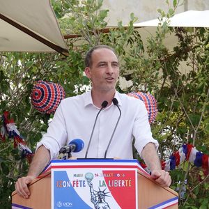 Ce mardi 1er septembre, le couple avait toutefois un événement beaucoup plus familial au programme : la rentrée scolaire de leur fils Gabriel, âgé de 9 ans.

Raphaël Glucksmann lors de l'inauguration d'une réplique de la Statue de la Liberté à Izon le 14 juillet 2026. © Frederic Herve / Bestimage