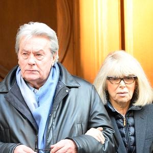 Un homme qui a beaucoup compté dans sa vie était naturellement présent à ses obsèques, mais n'a en revanche pas eu le courage de se rendre au cimetière. C'est Alain Delon

Alain Delon et Mireille Darc - Hommage a Georges Lautner en l'eglise Saint-Roch a Paris. Le 5 decembre 2013
AGENCE / BESTIMAGE