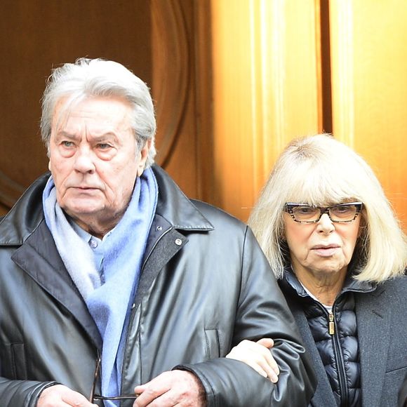 Un homme qui a beaucoup compté dans sa vie était naturellement présent à ses obsèques, mais n'a en revanche pas eu le courage de se rendre au cimetière. C'est Alain Delon

Alain Delon et Mireille Darc - Hommage a Georges Lautner en l'eglise Saint-Roch a Paris. Le 5 decembre 2013
AGENCE / BESTIMAGE