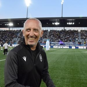 Gad Elmaleh - Célébrités lors du match de gala caritatif entre l'équipe de Nico Capone et celle de Redouane Bougheraba au profit des fondations Théodora et Terres d'espoir en faveur des enfants hospitalisés et des personnes en difficulté au stade de la Tuiliere à Lausanne en Suisse le 6 Septembre 2025. © Romain Doucelin/Bestimage