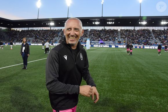 Gad Elmaleh - Célébrités lors du match de gala caritatif entre l'équipe de Nico Capone et celle de Redouane Bougheraba au profit des fondations Théodora et Terres d'espoir en faveur des enfants hospitalisés et des personnes en difficulté au stade de la Tuiliere à Lausanne en Suisse le 6 Septembre 2025. © Romain Doucelin/Bestimage