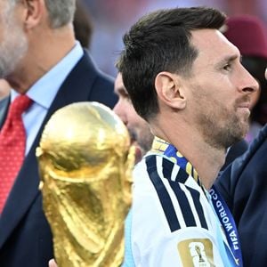 L'Argentin Lionel Messi réagit lors de la cérémonie de remise des prix après la finale opposant l'Espagne à l'Argentine lors de la Coupe du monde de la FIFA 2026, au New York New Jersey Stadium, aux États-Unis, le 19 juillet 2026. Photo : Xinhua/ABACAPRESS.COM/Xiao Yijiu)