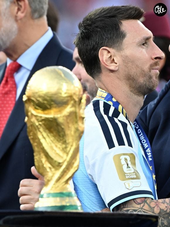 L'Argentin Lionel Messi réagit lors de la cérémonie de remise des prix après la finale opposant l'Espagne à l'Argentine lors de la Coupe du monde de la FIFA 2026, au New York New Jersey Stadium, aux États-Unis, le 19 juillet 2026. Photo : Xinhua/ABACAPRESS.COM/Xiao Yijiu)
