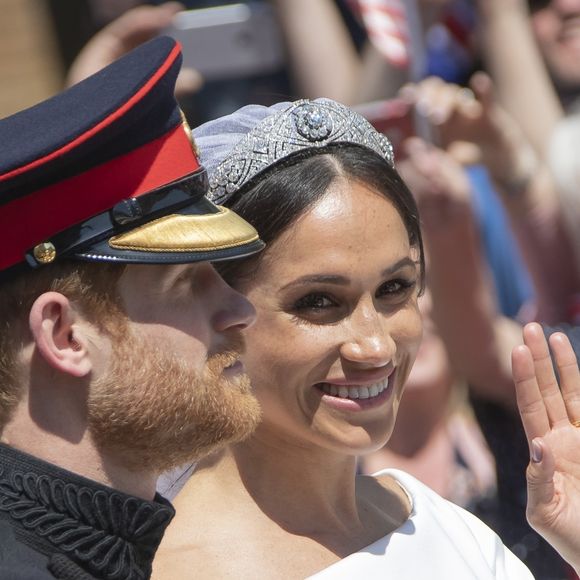 Le prince Harry, duc de Sussex, et Meghan Markle, duchesse de Sussex, en calèche à la sortie du château de Windsor après leur mariage le 19 mai 2018 (Backgrid UK/ Bestimage).