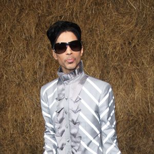 Archives - Le chanteur Prince lors du défilé de mode "Chanel" au Grand Palais à Paris. Le 5 octobre 2009 Agence Bestimage