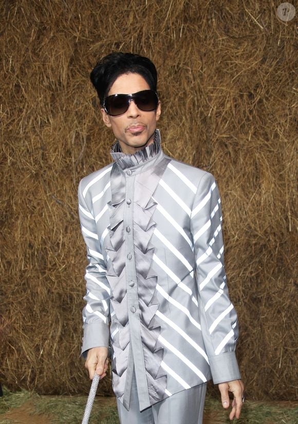 Archives - Le chanteur Prince lors du défilé de mode "Chanel" au Grand Palais à Paris. Le 5 octobre 2009 Agence Bestimage