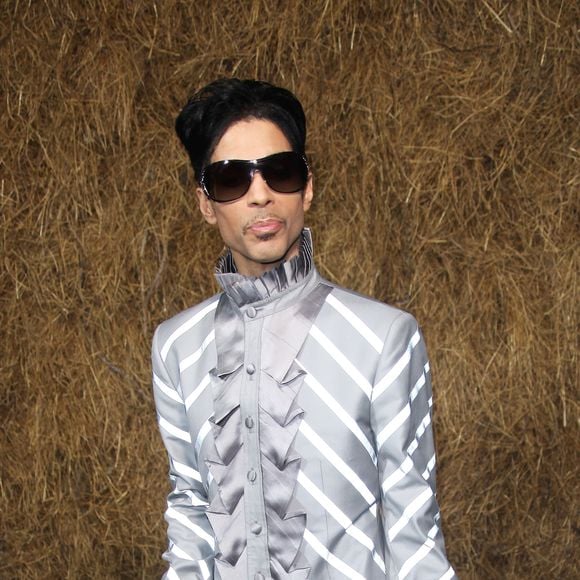 Archives - Le chanteur Prince lors du défilé de mode "Chanel" au Grand Palais à Paris. Le 5 octobre 2009 Agence Bestimage