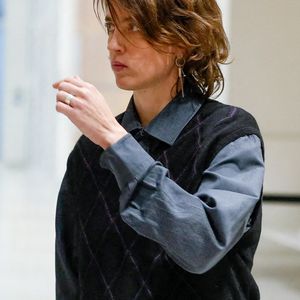 Adèle Haenel et son avocate, Anouck Michelin - C.Ruggia, accusé d'agressions sexuelles sur mineures, dont l'actrice A.Haenel alors âgée entre 12 et 14 ans au moment des faits, comparaît devant le tribunal correctionnel de Paris, le 9 décembre 2024. Devant le tribunal de Paris, répondant à l’appel d’associations féministes, une cinquantaine de personnes ont témoigné leur soutien à la comédienne, qui s'est constituée partie civile dans ce procès. Le réalisateur de 59 ans conteste les faits qui lui sont reprochés. Cette affaire est la première du mouvement