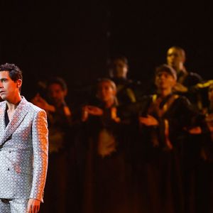Le chanteur mondialement connu n'est alors pas passé inaperçu, acceptant d'aller à la rencontre des habitants.

Mika - Les célébrités sur la scène de la 70ème cérémonie David di Donatello Awards à Rome, le 7 mai 2025.
