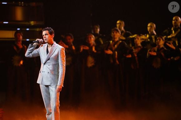 Le chanteur mondialement connu n'est alors pas passé inaperçu, acceptant d'aller à la rencontre des habitants.

Mika - Les célébrités sur la scène de la 70ème cérémonie David di Donatello Awards à Rome, le 7 mai 2025.