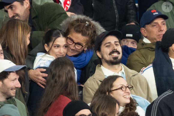 Exclusif - Iris Mittenaere, Marie-Pierre Galès, mère de A.Dupont lors du match de rugby du Tournoi des Six Nations France contre Angleterre au Stade de France à Saint-Denis le 14 mars 2026. © AGENCE / BESTIMAGE