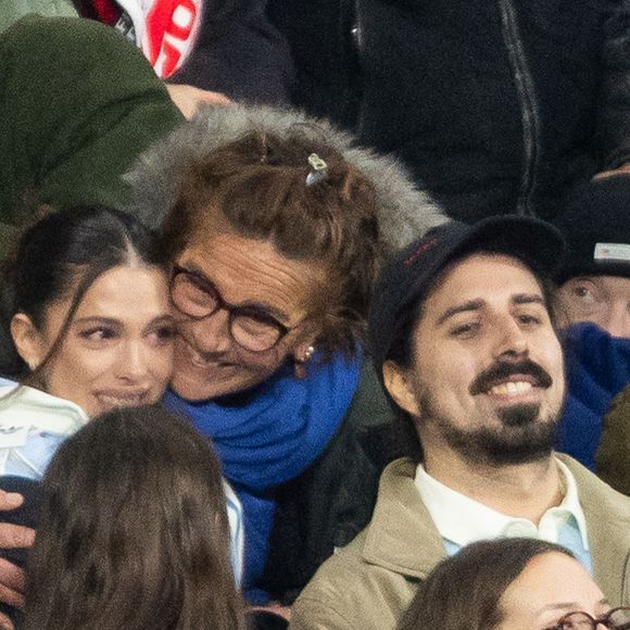 Exclusif - Iris Mittenaere, Marie-Pierre Galès, mère de A.Dupont lors du match de rugby du Tournoi des Six Nations France contre Angleterre au Stade de France à Saint-Denis le 14 mars 2026. © AGENCE / BESTIMAGE