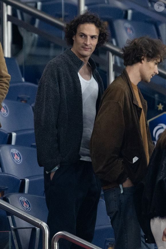 Paul de Saint Sernin dans les tribunes du match de football de qualification pour la coupe du monde 2026 opposant la France à Azerbaïdjan (3-0) au Parc des Princes à Paris, France, le 10 octobre 2025. © Cyril Moreau/Bestimage