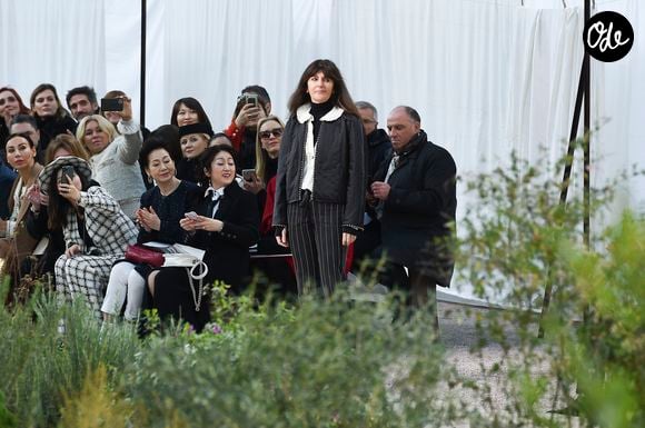 En juin 2024, Chanel annonçait son départ alors que des rumeurs évoquaient déjà son éviction depuis plusieurs mois.

La styliste Virginie Viard lors du défilé de mode Haute-Couture printemps-été 2020 "Chanel" au Grand Palais à Paris. 

Agence / Bestimage