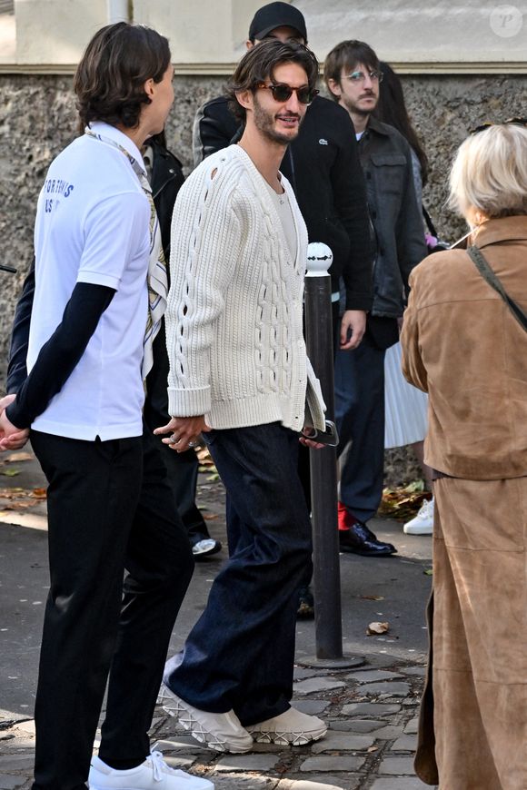 Pierre Niney arrive au défilé Lacoste à la Paris Fashion Week à Paris, France 5 octobre 2025. Photo de Julien Reynaud/APS-Medias/ABACAPRESS.COM