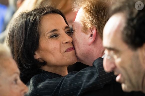 Sophia Aram, lauréate du prix, est félicitée,  lors de la remise du prix Jean Pierre-Bloch de  la LICRA, à l Elysée, le 2 avril 2025.  © Eric Tschaen / pool / Bestimage