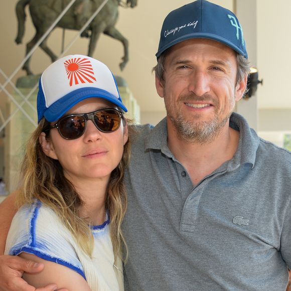 Marion Cotillard et Guillaume Canet dans la tente VIP lors du Longines Paris Eiffel Jumping au Champ de Mars à Paris, le samedi 6 juillet 2019. © Veeren Ramsamy/Bestimage