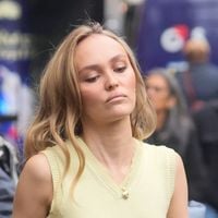 Lily-Rose Depp, reine de l'audace : elle se dévoile subtilement en robe jaune dans les rues de Londres (PHOTOS)