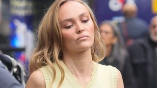 Lily-Rose Depp, reine de l'audace : elle se dévoile subtilement en robe jaune dans les rues de Londres (PHOTOS)