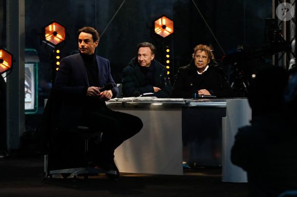 Exclusif - Julian Bugier, Stéphane Bern et Laurent Voulzy - Emission "Notre-Dame la réouverture" sur France 2 pour la cérémonie de réouverture de la cathédrale Notre-Dame de Paris, le 7 décembre 2024. 
© Christophe Clovis / Cyril Moreau / Bestimage