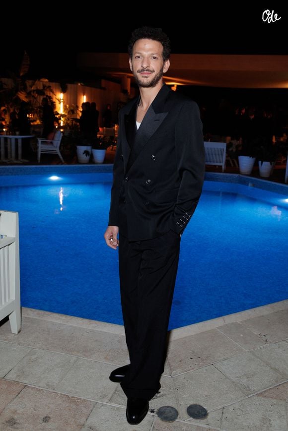 "J'étais embarrassé par mon corps, mon désir et mon homosexualité. Je suis resté célibataire très longtemps. Là je suis en couple depuis six ans, et très heureux, c'est mon record."

Vincent Dedienne au dîner "Dior x Madame Figaro" sur la terrasse d'Albane lors du 79ème Festival International du Film de Cannes, le 16 mai 2026.

© Olivier Borde / Bestimage