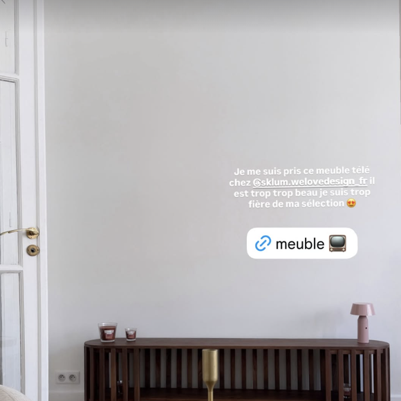Pour son salon, Diane a misé sur un mélange parfait de chaleur et de douceur. Première star de sa sélection : un meuble TV bas en bois foncé à lattes ouvertes. Pour s'offrir une pièce de ce standing chez Sklum, il faut compter un peu plus de 300 euros.

Diane Leyre dévoile l'intérieur de son appartement parisien