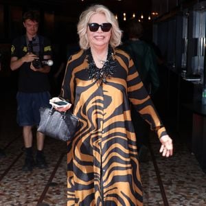 Amanda Lear était présente dans une robe zébrée noire et dorée.
Amanda Lear au défilé Stéphane Rolland à l'Olympia, Collection Haute Couture Automne/Hiver 2026-2027 lors de la Fashion Week de Paris, le 7 juillet 2026.
© Denis Guignebourg / Bestimage
