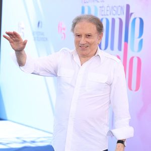 Figure emblématique de l’audiovisuel français, il a ensuite souligné qu’être marié depuis 53 ans dans un métier comme le leur, "c’est le livre des records".

Michel Drucker - Séance photo en tant que « Nymphe d'honneur » au Grimaldi Forum lors de la 65e édition du Festival TV de Monte-Carlo, le 13 juin 2026

 © Denis Guignebourg /Bestimage