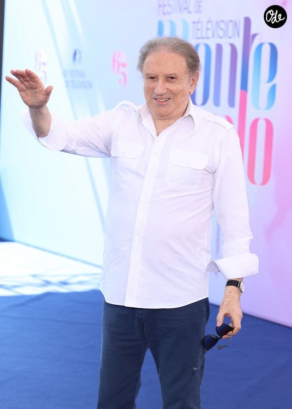 Figure emblématique de l’audiovisuel français, il a ensuite souligné qu’être marié depuis 53 ans dans un métier comme le leur, "c’est le livre des records".

Michel Drucker - Séance photo en tant que « Nymphe d'honneur » au Grimaldi Forum lors de la 65e édition du Festival TV de Monte-Carlo, le 13 juin 2026

 © Denis Guignebourg /Bestimage