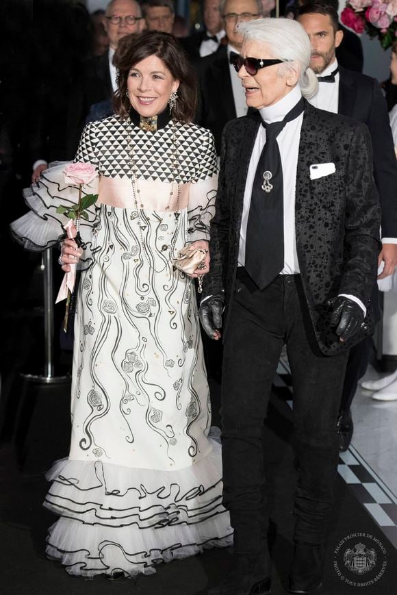 Le manoir conserve son parquet Versailles, ses moulures et ses cheminées en marbre, et offre une vue sur un parc privé de 5 000 m². 

La princesse Caroline de Hanovre et Karl lagerfeld - Arrivées - 63ème Bal de la Rose sur le thème de la Sécession Viennoise, imaginé par K.Lagerfeld au profit de la Fondation Princesse Grace dans la Salle des Etoiles au Sporting Monte Carlo à Monaco, le 18 mars 2017. Luc Castel / Palais Princier / SBM via Bestimage