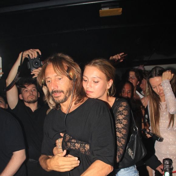 Paloma, 21 ans, commence à suivre les traces de son père comme DJ.

Bob Sinclar et sa fille Paloma Le Friant - Bob Sinclar mixe aux platines devant ses enfants lors d'une soirée au VIP Room à Saint-Tropez le 26 juillet 2023. © Philippe Baldini/Bestimage
