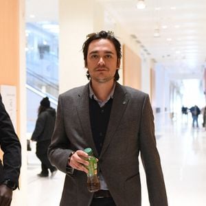 Alain-Fabien Delon arrive au tribunal correctionnel de Paris pour avoir enregistré et diffusé avec son frère Anthony Delon une conversation de leur sœur, Anouchka, avec leur père, le 5 janvier 2024, à l'époque où les désaccords de la fratrie concernant la santé d'Alain Delon, à Paris, France, le 17 mars 2026. Anthony Delon et Anouchka sont absents. © Clément Prioli/Bestimage