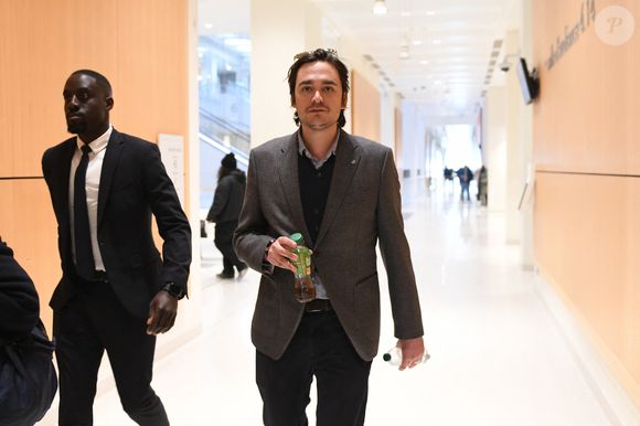 Alain-Fabien Delon arrive au tribunal correctionnel de Paris pour avoir enregistré et diffusé avec son frère Anthony Delon une conversation de leur sœur, Anouchka, avec leur père, le 5 janvier 2024, à l'époque où les désaccords de la fratrie concernant la santé d'Alain Delon, à Paris, France, le 17 mars 2026. Anthony Delon et Anouchka sont absents. © Clément Prioli/Bestimage