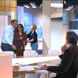 Une actrice perd l'équilibre en direct dans C à Vous pour sa "première télé", Jean Dujardin au plus près de la scène - capture d'écran France 5