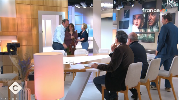Une actrice perd l'équilibre en direct dans C à Vous pour sa "première télé", Jean Dujardin au plus près de la scène - capture d'écran France 5