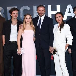 Victoria Beckham explique avoir passé "la majeure partie" de sa vie à ne pas aimer son apparence et à douter d’elle-même.
Mia Regan, Romeo Beckham, Cruz Beckham, Harper Beckham, David Beckham, Victoria Beckham, Brooklyn Peltz Beckham und Nicola Peltz Beckham bei der Premiere der Netflix Doku-Serie 'Beckham' im Curzon Mayfair. Londres, 03.10.2023. Action Press / Bestimage