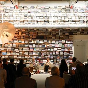 Plus de 30 000 livres s'y trouvent aujourd'hui. Photographie, architecture, design ou histoire... La curiosité de Karl Lagerfeld pour tous les arts n'avait aucune limite.

Exclusif - Natasha A. Fraser et Carole Bouquet - Signature et Conversation avec Natasha A. Fraser et Carole Bouquet pour la sortie du livre "Harold ! Ma jeunesse avec Harold Pinter" à la Librairie 7L à Paris le 27 octobre 2023.

© Coadic Guirec / Bestimage